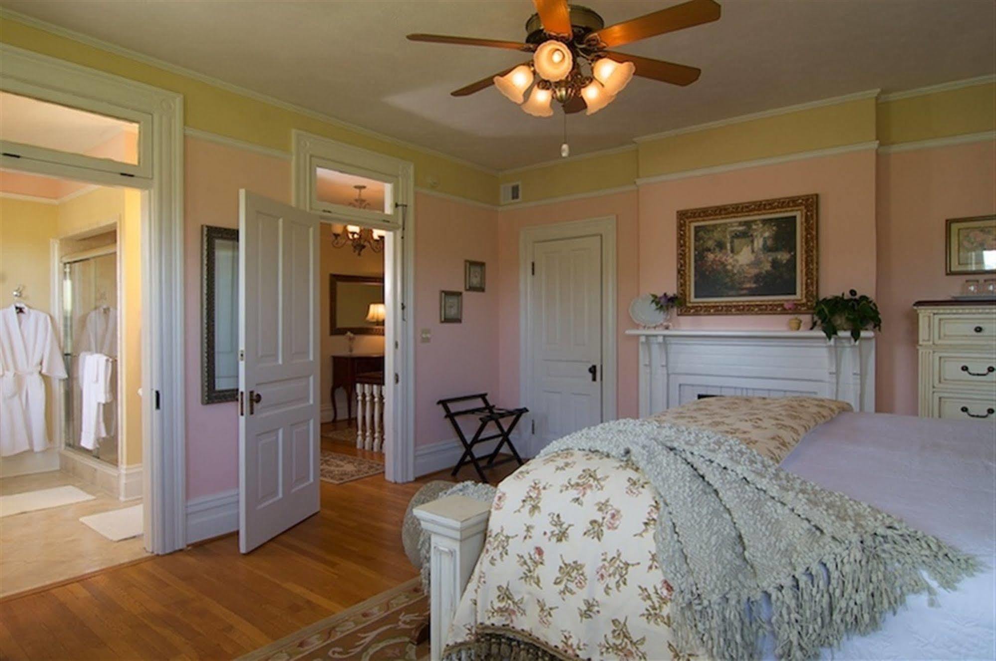Oak Hill On Love Lane Bed And Breakfast Inn Waynesville Kamer foto