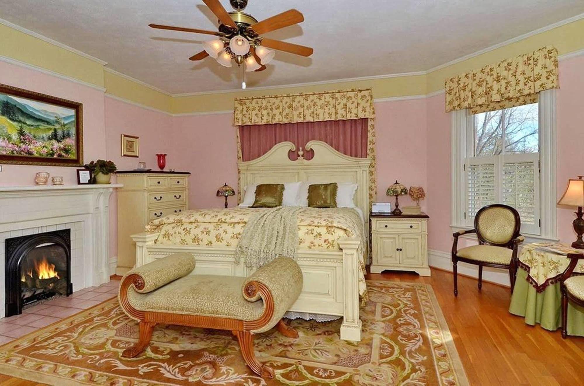 Oak Hill On Love Lane Bed And Breakfast Inn Waynesville Buitenkant foto